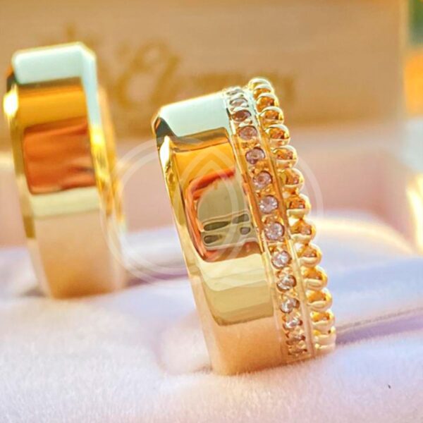 Aliança de Casamento Grossa Facetada com Bolinhas e Cravação em Diamantes em Ouro 18K - 6mm