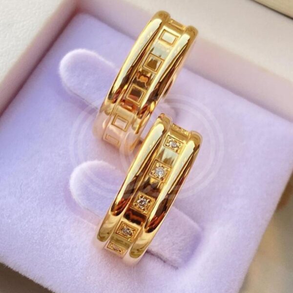 Aliança de Casamento Grossa Personalizada com Quadradinhos e Cravação de Diamante em Ouro 18K - 7mm