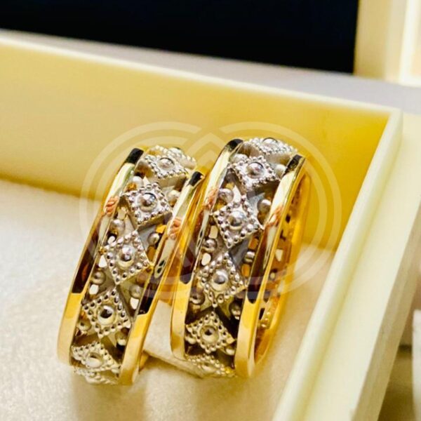 Aliança de Casamento Grossa Quadrada Personalizada com Detalhes em Ouro Branco em Ouro 18K - 7mm