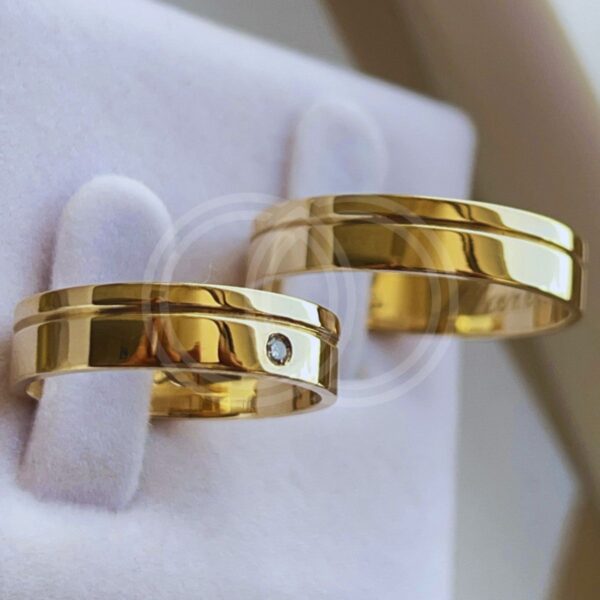 Aliança de Casamento Grossa Reta com Corte Sutil e Cravação de Diamantes em Ouro 18K - 6mm