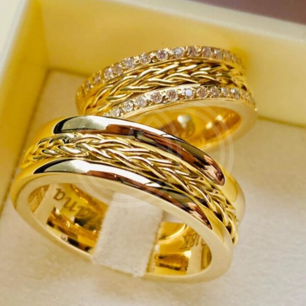 Aliança de Casamento Grossa Reta com Fio Trançado Central e Cravação em Diamantes em Ouro 18K - 7mm