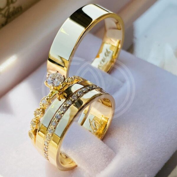Aliança de Noivado com Anel Solitário Reta Lisa com Pedras de Diamantes e Cravação em Diamantes em Ouro 18K - 6mm
