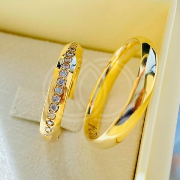 Aliança de Noivado Fina Abaulada com Pedras e Cravação em Diamantes em Ouro 18K - 4mm